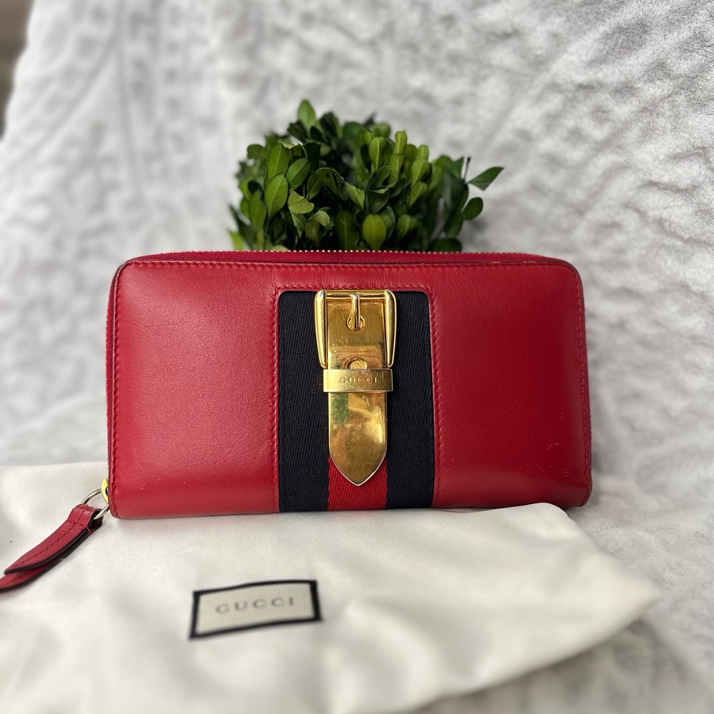 EUC Gucci Gold Buckle Long Zip Around Wallet and Dust Bag